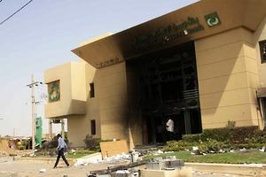 2013-sudan-fuel-protests-bank